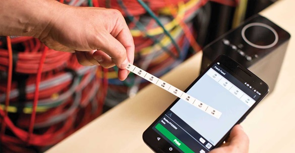 Aplikacija Cable Label Tool kabela na pametnom telefonu s ispisanom naljepnicom Brother P-touch
