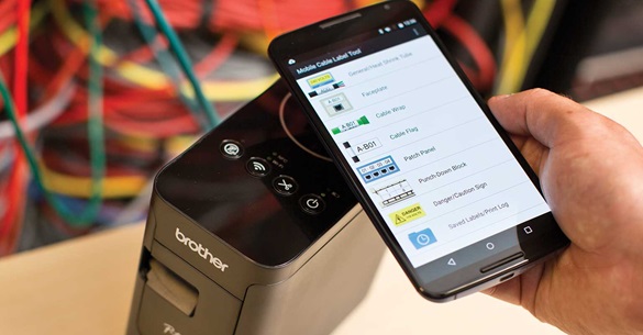 Pametni telefon prikazuje predloške u programu Brother Cable Label Tool